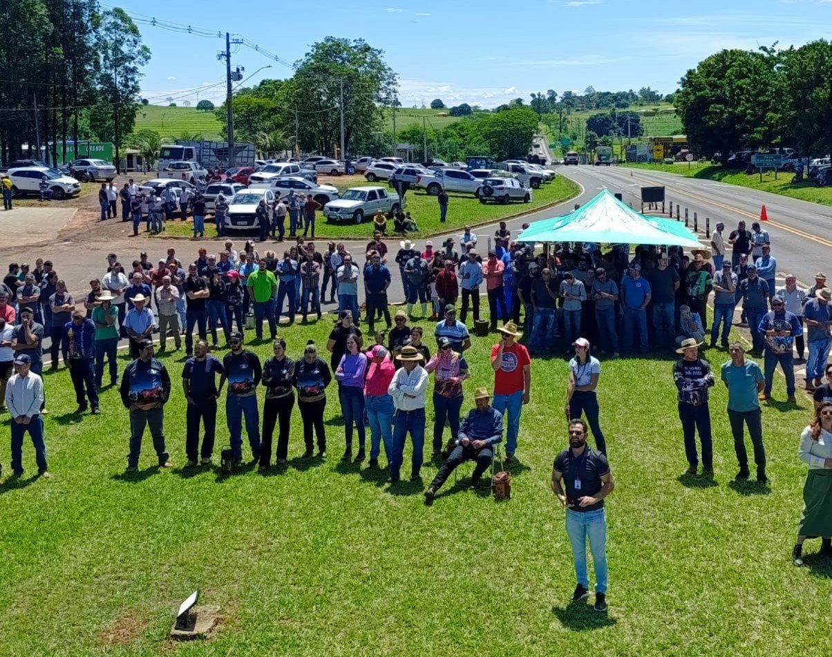 Caravanas do Paraná vão para Brasília “pedir socorro” contra a crise do leite
