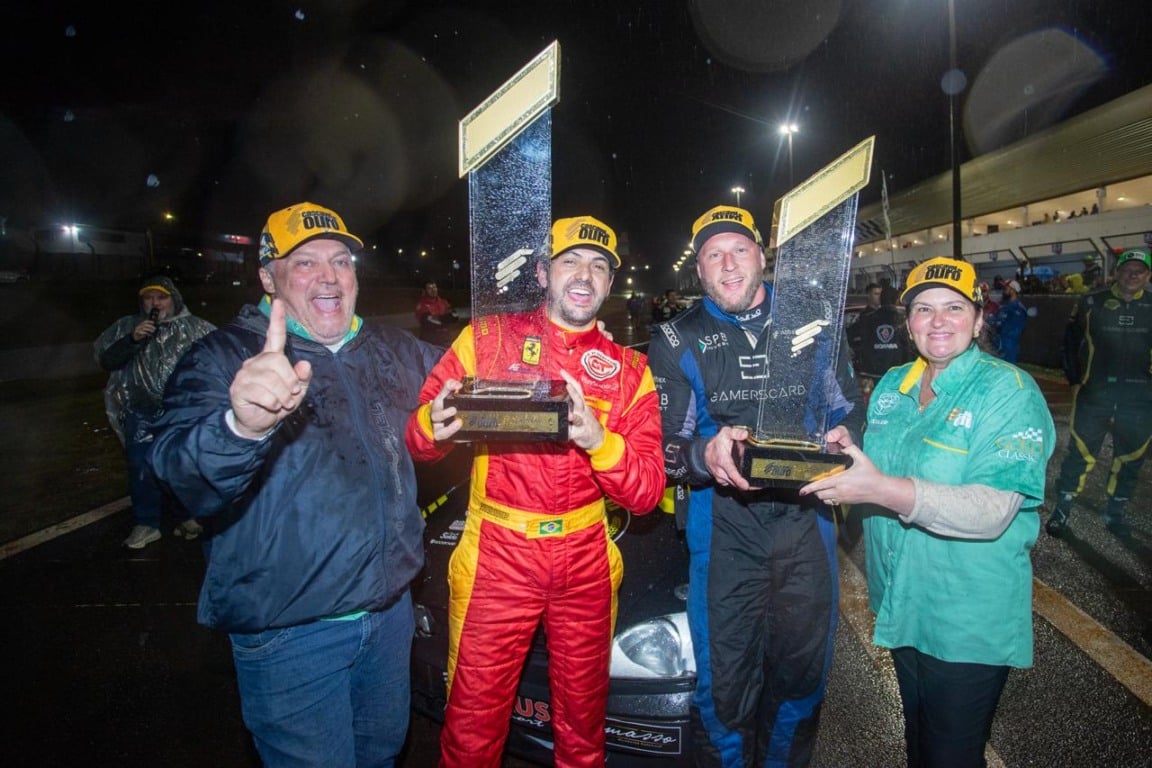 Marlon Bastos e Rafael Belcker recebem a premiação da Cascavel de Ouro das mãos dos promotores Edson e Silvia Massaro - Foto: Vanderlei Soares Marlon Bastos e Rafael Belcker recebem a premiação da Cascavel de Ouro das mãos dos promotores Edson e Silvia Massaro - Foto: Vanderlei Soares