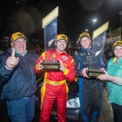 Marlon Bastos e Rafael Belcker recebem a premiação da Cascavel de Ouro das mãos dos promotores Edson e Silvia Massaro - Foto: Vanderlei Soares
