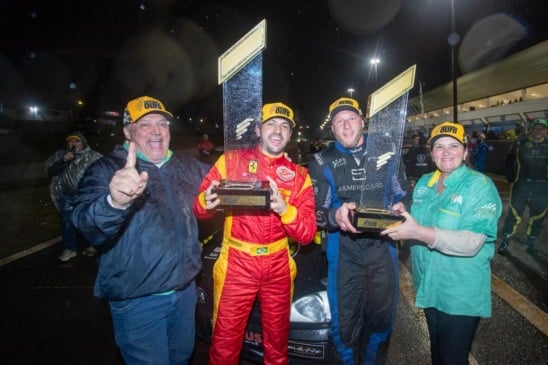 Marlon Bastos e Rafael Belcker recebem a premiação da Cascavel de Ouro das mãos dos promotores Edson e Silvia Massaro - Foto: Vanderlei Soares