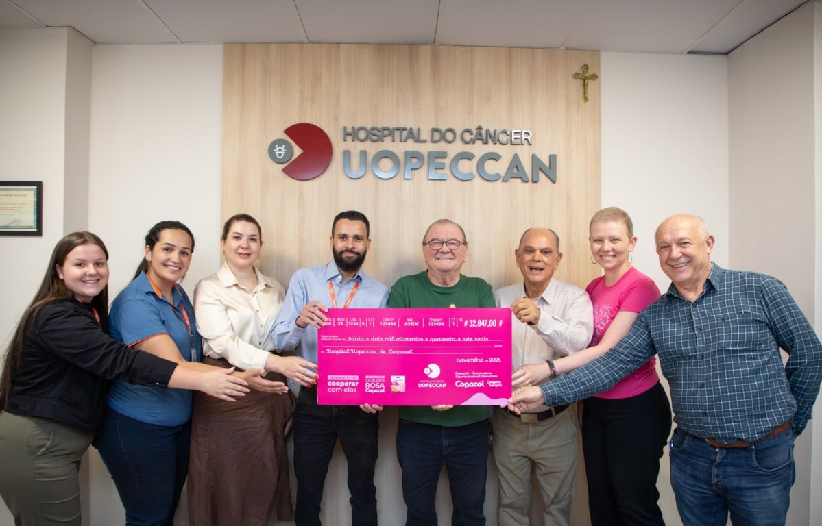 equipe da Copacol entregando um cheque simbólico de mais de 32 mil reais para UOPECCAN equipe da Copacol entregando um cheque simbólico de mais de 32 mil reais para UOPECCAN