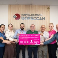 equipe da Copacol entregando um cheque simbólico de mais de 32 mil reais para UOPECCAN