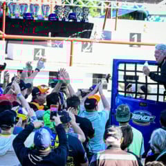 Aplaudidíssimo, Djalma Fogaça teve seu caminhão cercado por membros das outras equipes em retornar aos boxes após seu show em Guaporé - Foto: Tiago Soares/Divulgação