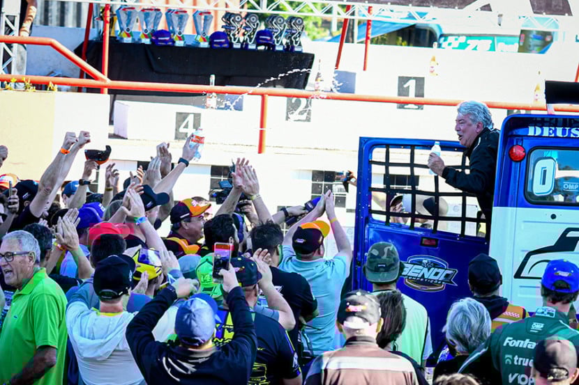 Aplaudidíssimo, Djalma Fogaça teve seu caminhão cercado por membros das outras equipes em retornar aos boxes após seu show em Guaporé - Foto: Tiago Soares/Divulgação