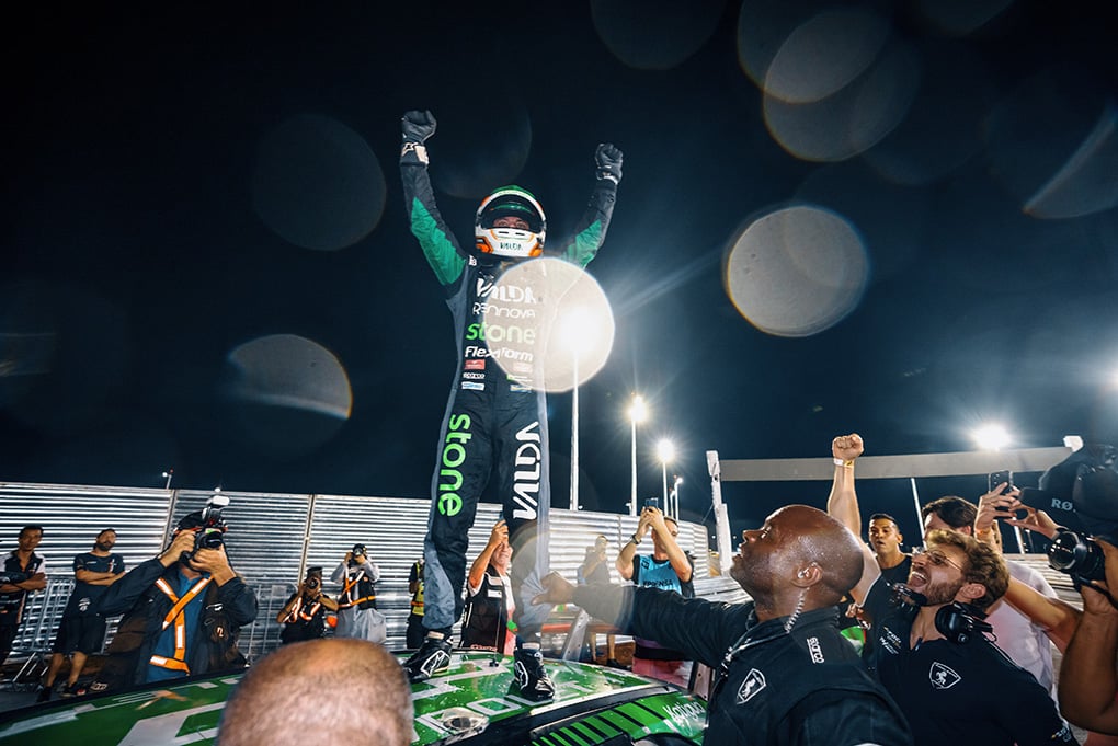 A festa do bicampeão: Ricardinho venceu as duas provas do sábado em Cuiabá
Crédito: Divulgação
A festa do bicampeão: Ricardinho venceu as duas provas do sábado em Cuiabá
Crédito: Divulgação