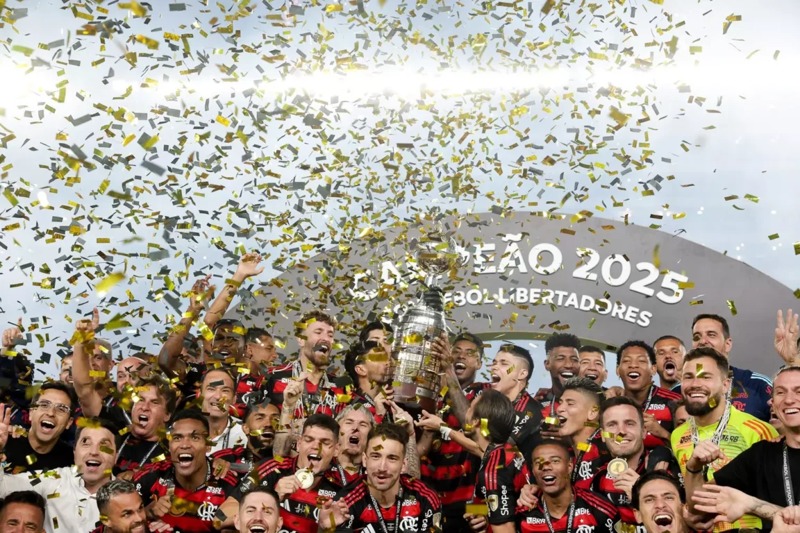 Flamengo conquista a Libertadores da América, tornando-se tetracampeão e superando o Palmeiras em emocionante partida - Foto: Gilvan de Souza/Flamengo Flamengo conquista a Libertadores da América, tornando-se tetracampeão e superando o Palmeiras em emocionante partida - Foto: Gilvan de Souza/Flamengo