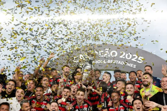 Flamengo conquista a Libertadores da América, tornando-se tetracampeão e superando o Palmeiras em emocionante partida - Foto: Gilvan de Souza/Flamengo
