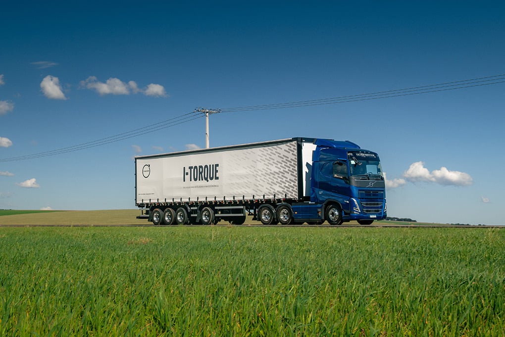 Com I-Torque, Volvo FH 500 6x2 vira referência para carretas com 4º eixo