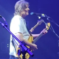 Lô Borges, um ícone da MPB, faleceu aos 73 anos. Descubra sua trajetória e suas contribuições para a música brasileira - Foto: Reprodução