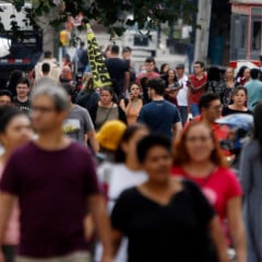 Comércio - imagens de consumidores e vendedores em lojas no comércio varejista na região central de Curitiba. - lojas de roupas - utensílios domésticos - celulares -