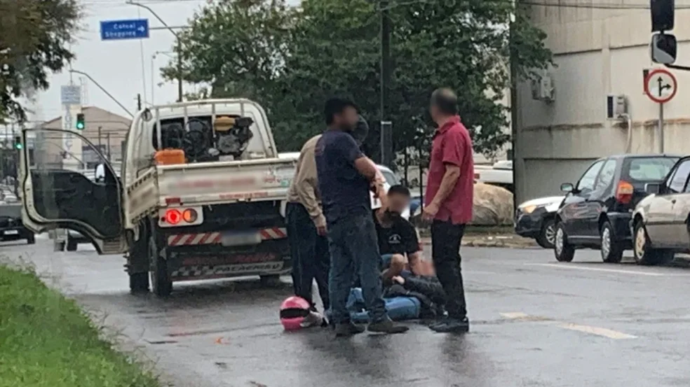 Acidente em Cascavel: mulher de 28 anos foi socorrida após derrapagem de moto na Avenida Rocha Pombo - Foto: Divulgação Acidente em Cascavel: mulher de 28 anos foi socorrida após derrapagem de moto na Avenida Rocha Pombo - Foto: Divulgação