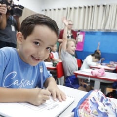 Descubra porque a entrega do kit de uniforme em Cascavel gera insatisfação entre os pais e alunos ao longo do ano letivo - Foto: Secom