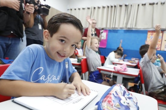 Descubra porque a entrega do kit de uniforme em Cascavel gera insatisfação entre os pais e alunos ao longo do ano letivo - Foto: Secom