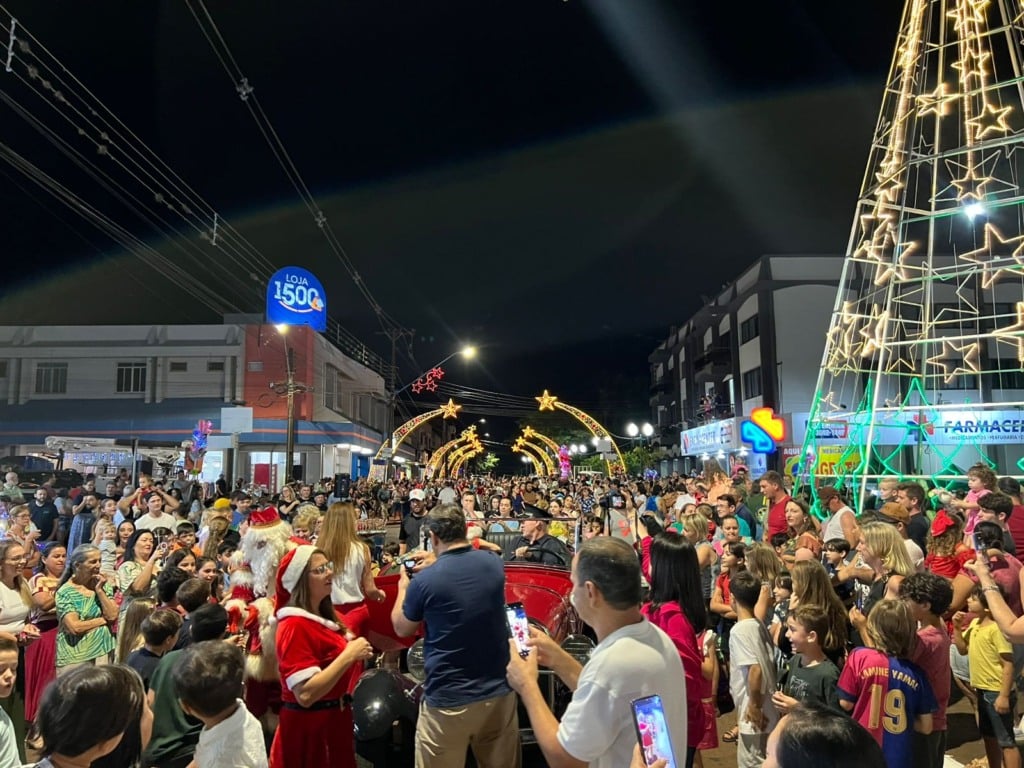 Milhares de pessoas acompanham o acender das luzes do Natal de Luz 2025