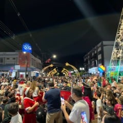 Milhares de pessoas acompanham o acender das luzes do Natal de Luz 2025