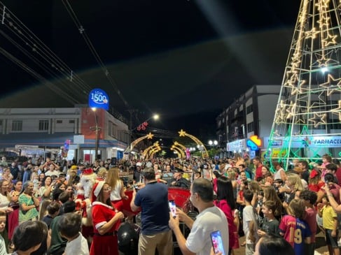 Milhares de pessoas acompanham o acender das luzes do Natal de Luz 2025