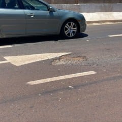 Dois meses após inauguração, buracos começam a aparecer no asfalto novo