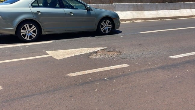 Dois meses após inauguração, buracos começam a aparecer no asfalto novo