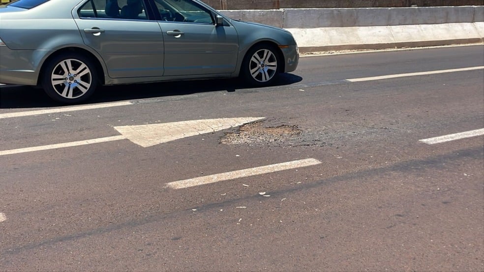 Dois meses após inauguração, buracos começam a aparecer no asfalto novo