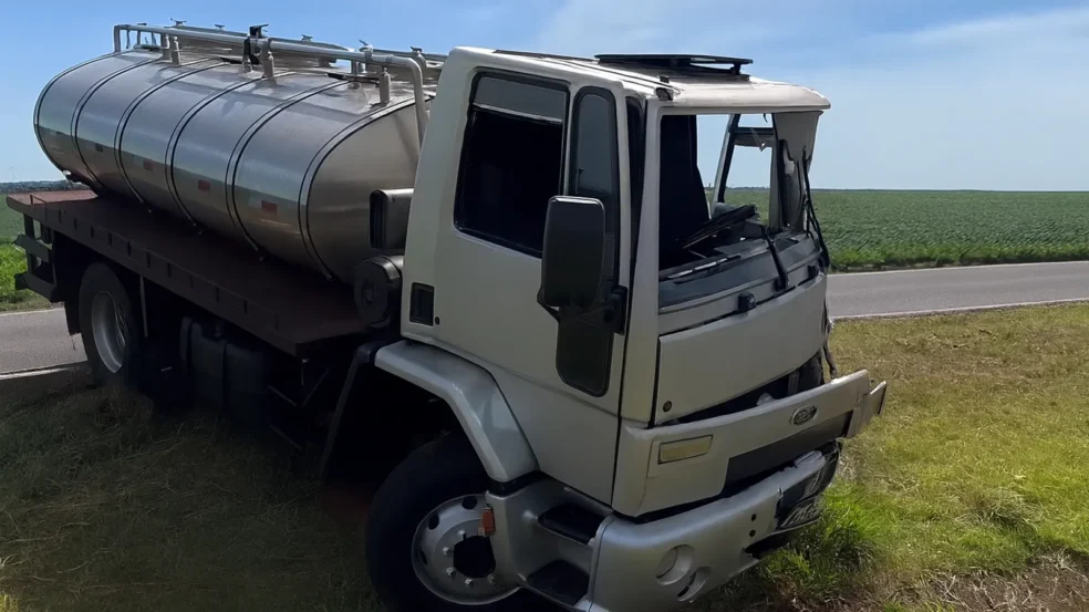 Detalhes do grave acidente em Cascavel: caminhão-tanque sai da pista e vítimas são encaminhadas ao hospital - Foto: Divulgação
