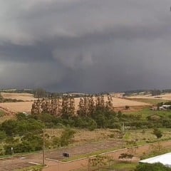 Impressionante! Vídeo mostra passagem do tornado que destruiu Rio Bonito do Iguaçu