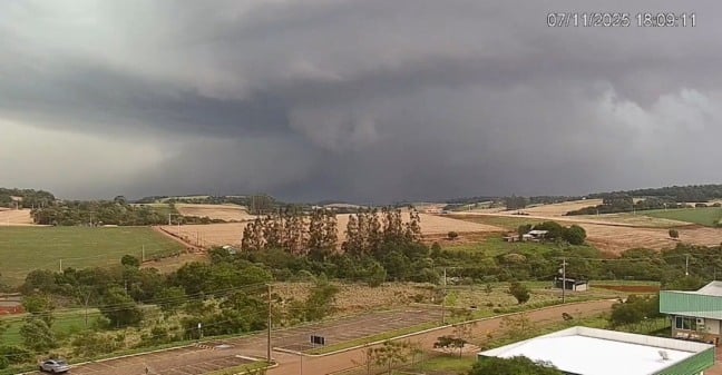 Impressionante! Vídeo mostra passagem do tornado que destruiu Rio Bonito do Iguaçu
