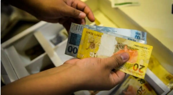 Lote extra de R$ 156,4 milhões do abono salarial será pago hoje