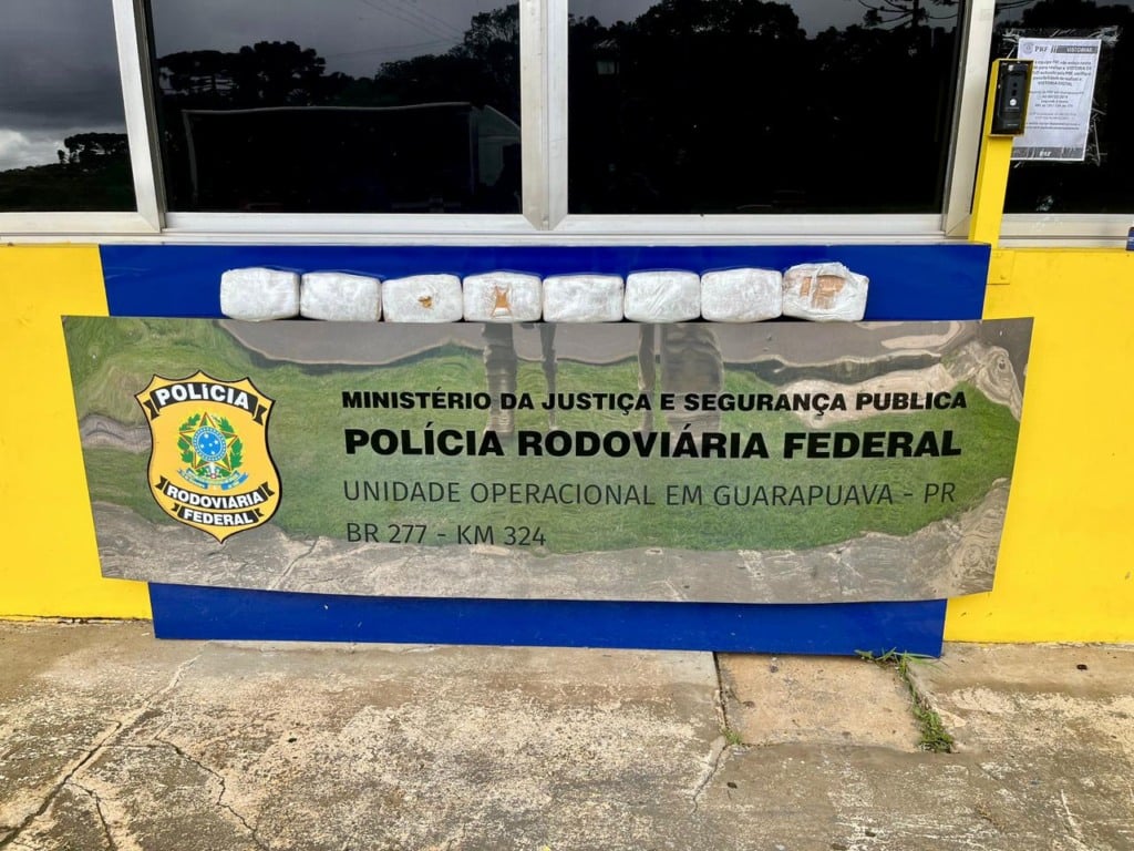 A Polícia Rodoviária Federal (PRF) apreendeu 8,5 quilos de crack na manhã desta segunda-feira (3), durante fiscalização na BR-277 - Foto: PRF