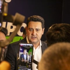 Ratinho Junior mostra força nas pesquisas, liderando com 43,4% contra Lula. Conheça os detalhes dessa disputa pela governança - Foto: AENPR