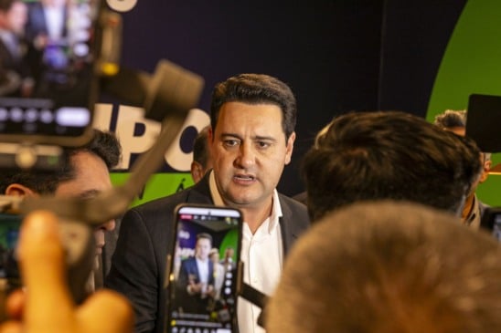 Ratinho Junior mostra força nas pesquisas, liderando com 43,4% contra Lula. Conheça os detalhes dessa disputa pela governança - Foto: AENPR