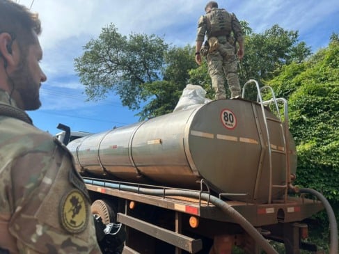 A Polícia Rodoviária Federal apreendeu quatro toneladas de agrotóxicos contrabandeados na zona rural de Toledo - Foto: PRF