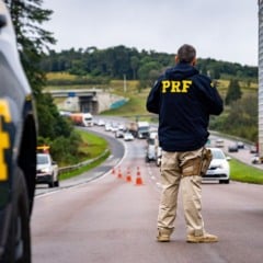 A Polícia Rodoviária Federal prendeu um casal suspeito de sequestro em Ponta Grossa após motorista pedir socorro - Foto: PRF