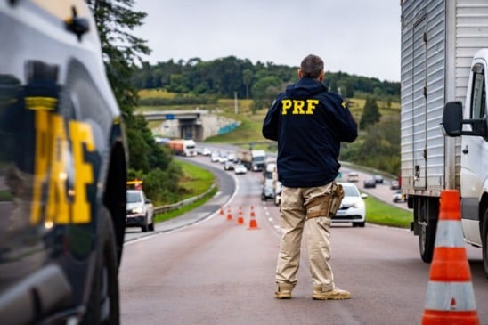 A Polícia Rodoviária Federal prendeu um casal suspeito de sequestro em Ponta Grossa após motorista pedir socorro - Foto: PRF