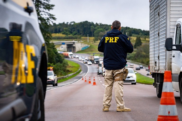 A Polícia Rodoviária Federal prendeu um casal suspeito de sequestro em Ponta Grossa após motorista pedir socorro - Foto: PRF