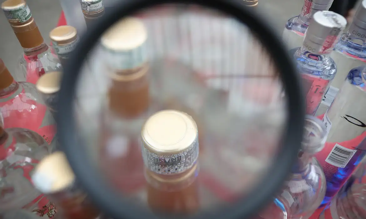 O Ministério da Saúde atualiza dados sobre intoxicação por metanol no Brasil. 16 mortes e 97 casos registrados até agora - Foto: Agência SP/Divulgação O Ministério da Saúde atualiza dados sobre intoxicação por metanol no Brasil. 16 mortes e 97 casos registrados até agora - Foto: Agência SP/Divulgação