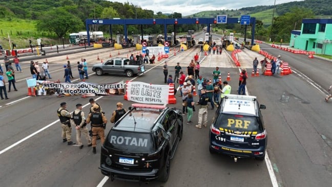 A crise do leite no Paraná: produtores interditam pedágio em protesto. Saiba mais sobre a insatisfação no setor leiteiro - Foto: Reprodução/Redes sociais