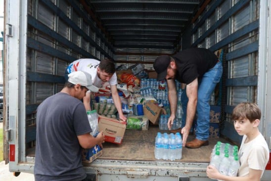 Após o tornado em Rio Bonito do Iguaçu, a solidariedade surge como uma força vital para ajudar os afetados pela tragédia - Foto: AEN