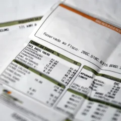 Entenda como a bandeira vermelha impacta as contas de energia no Brasil e o que isso significa para os consumidores - Foto: Marcello Casal Jr/Agência Brasil