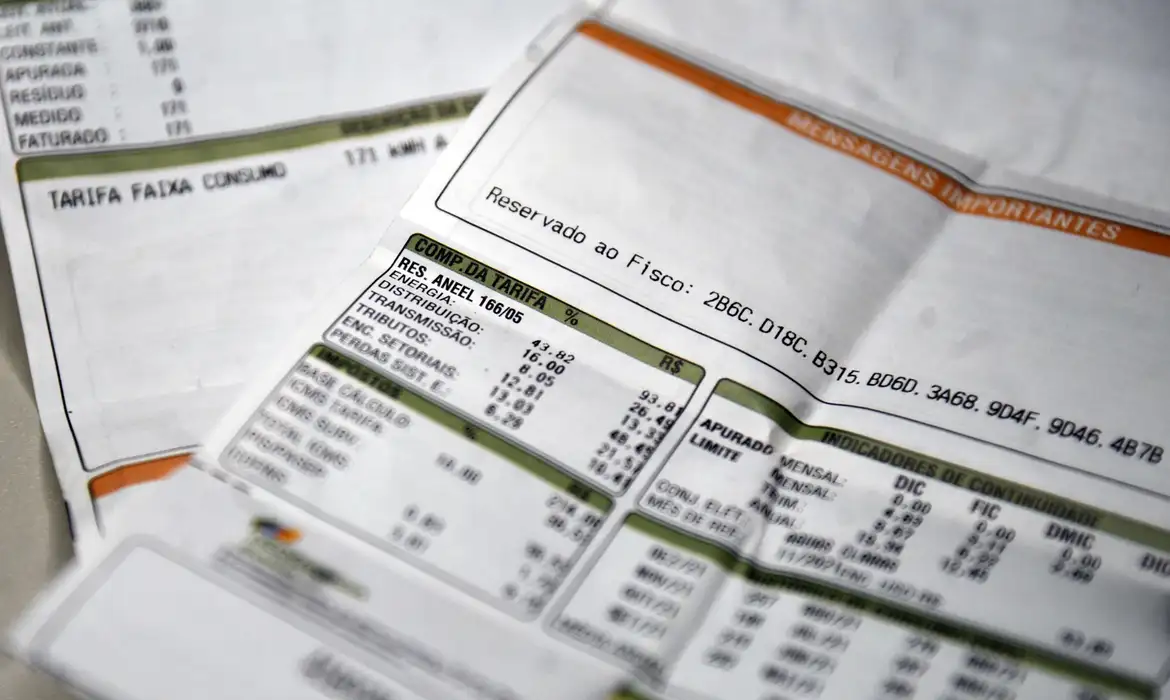 Entenda como a bandeira vermelha impacta as contas de energia no Brasil e o que isso significa para os consumidores - Foto: Marcello Casal Jr/Agência Brasil