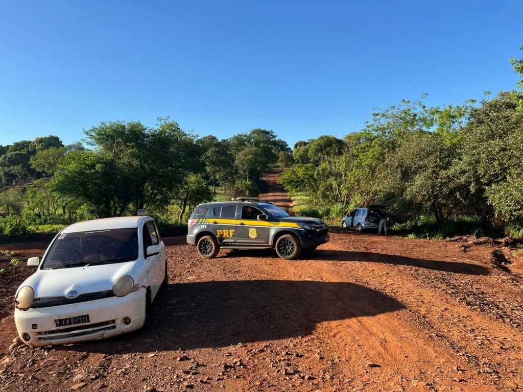 Os quatro presos foram encaminhados pela PRF para a Polícia Federal de Cascavel por contrabando e associação criminosa Os quatro presos foram encaminhados pela PRF para a Polícia Federal de Cascavel por contrabando e associação criminosa