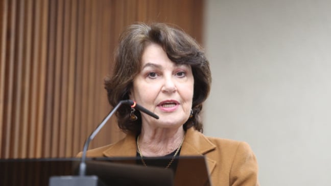 A deputada Cristina Silvestri apresenta o Projeto de Lei nº 1095/2025, que destina árvores para reconstrução em áreas afetadas - Foto: Divulgação/Assessoria Parlamentar