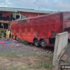 Acidente com ônibus de banda deixa um morto e sete feridos