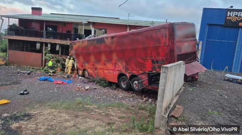Acidente com ônibus de banda deixa um morto e sete feridos Acidente com ônibus de banda deixa um morto e sete feridos