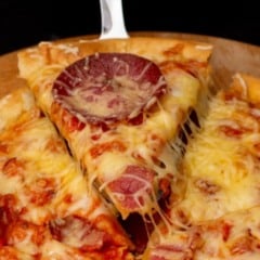 Pizza gigante de 74 metros marca aniversário de Cascavel com solidariedade e sabor