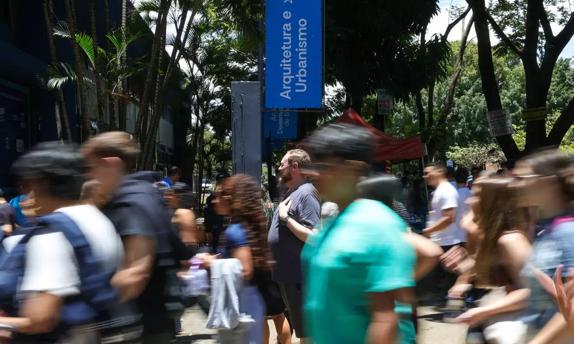 Neste Enem 2025, mais de 4,8 milhões de candidatos participaram e 27% se ausentaram - Foto: Fabio Rodrigues-Pozzebom/ Agência Brasil Neste Enem 2025, mais de 4,8 milhões de candidatos participaram e 27% se ausentaram - Foto: Fabio Rodrigues-Pozzebom/ Agência Brasil