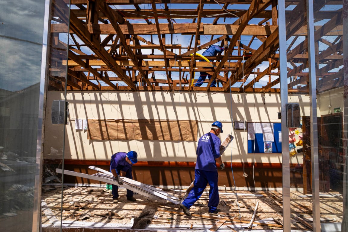 O governo mobiliza equipes para reconstruir estruturas em Rio Bonito. Descubra os esforços para restabelecer o ensino perdido - Foto: Roberto Dziura Jr/AEN