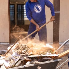 O Governo do Paraná intensifica a reconstrução em Rio Bonito com mais presos trabalhando para limpeza e recuperação - Foto: Roberto Dziura Jr/AEN