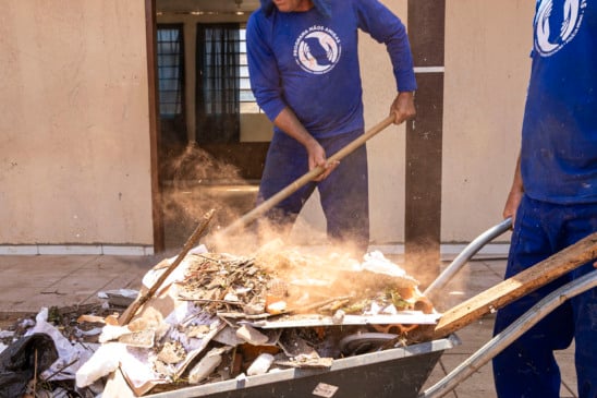 O Governo do Paraná intensifica a reconstrução em Rio Bonito com mais presos trabalhando para limpeza e recuperação - Foto: Roberto Dziura Jr/AEN