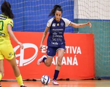 ASSISTA: Stein larga na frente na final do Paranaense ASSISTA: Stein larga na frente na final do Paranaense