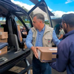 Com apoio aéreo, Estado leva milhares de insumos hospitalares para região de Rio Bonito do Iguaçu